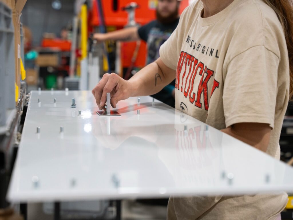 Female employee positioning part for roll-up door panel